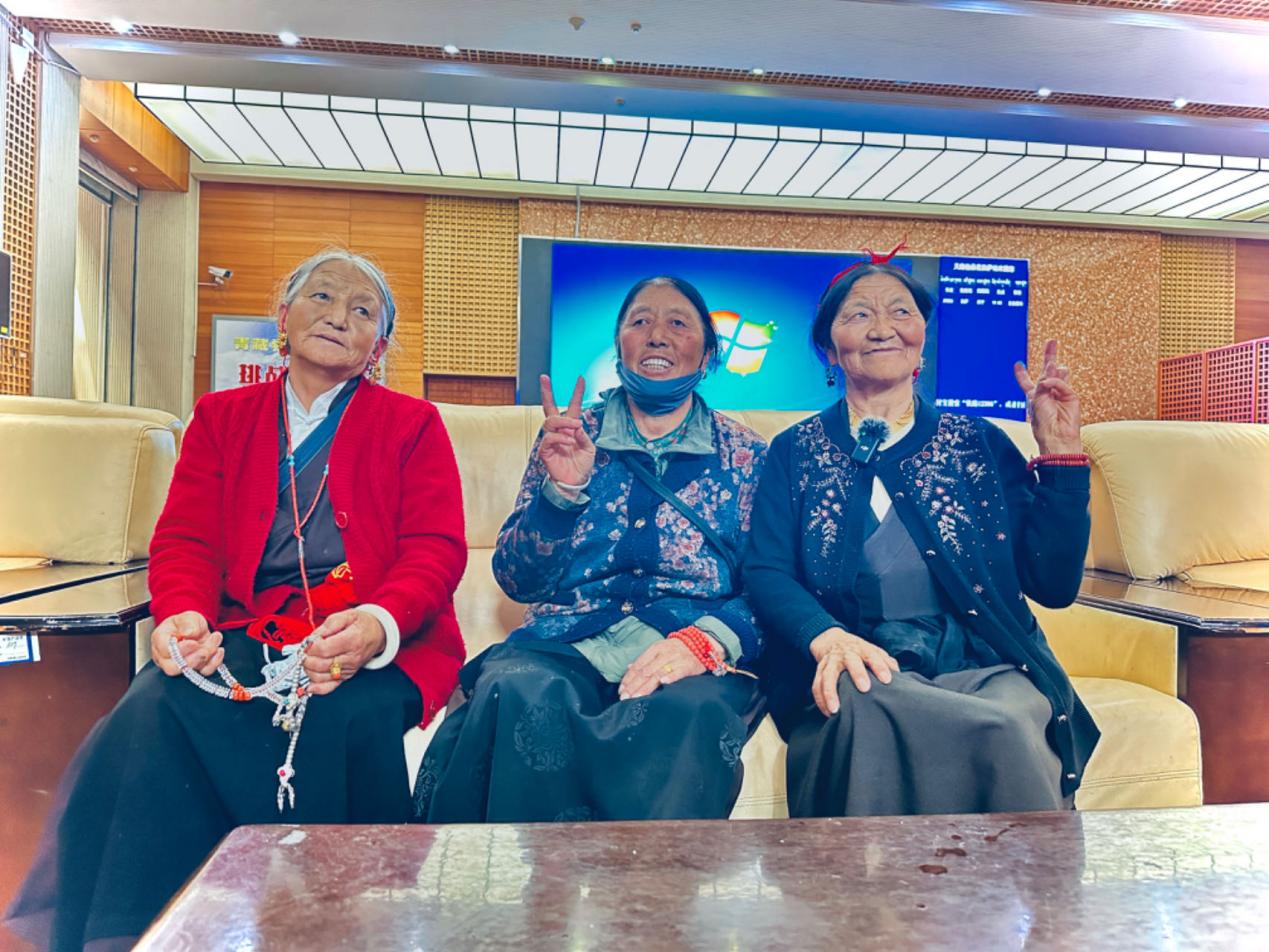 來自四川甘孜的三位阿媽在拉薩火車站等候前往青海西寧的列車。人民網記者 益西康珠攝