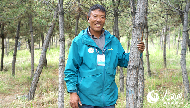 南山公園護林員扎西曲培。人民網(wǎng)記者 宋子節(jié)攝