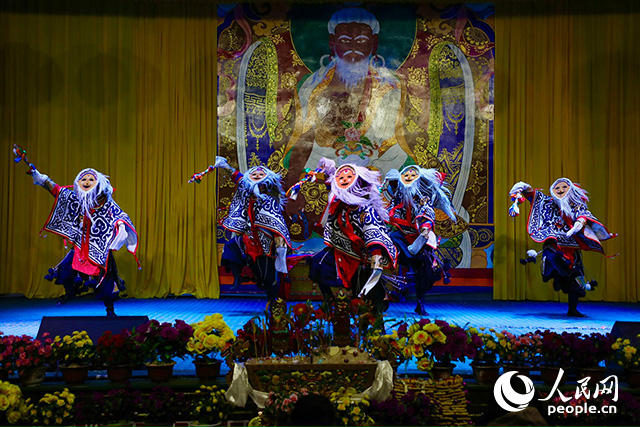 扎西曲登社區(qū)藏戲表演。人民網(wǎng)記者 次仁羅布攝