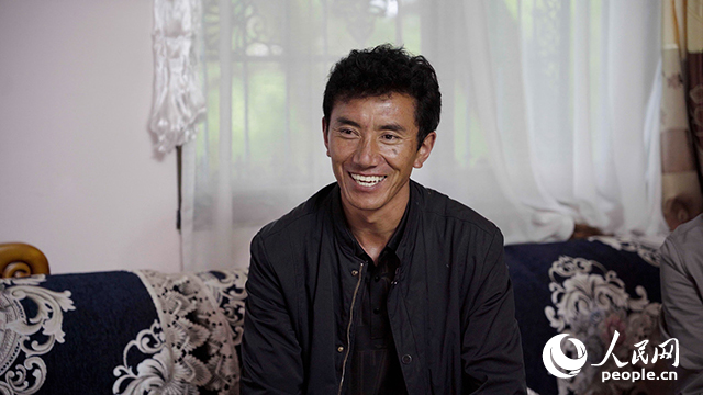 嘎拉村村民達瓦堅參聊起孩子們滿臉自豪。人民網(wǎng)記者 趙晨攝