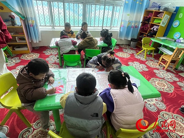 拉多村一所現(xiàn)代化幼兒園小班孩子們正在繪畫。張敏穎 攝