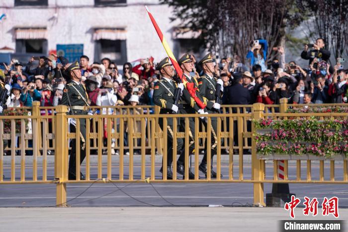 西藏布達(dá)拉宮廣場舉行升國旗儀式