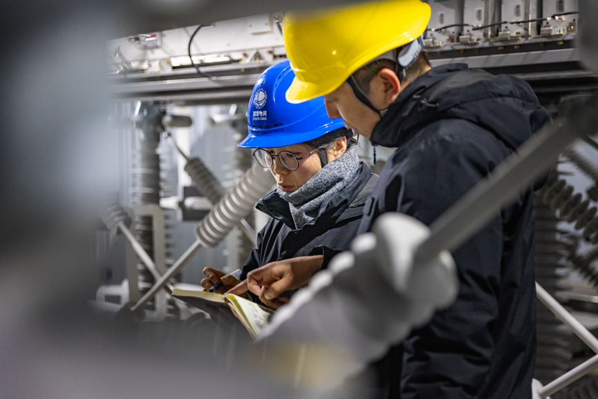 阿里地區(qū)首套電網(wǎng)側(cè)帶超容構(gòu)網(wǎng)型SVG工程現(xiàn)場(chǎng)工作人員正在進(jìn)行投運(yùn)前設(shè)備位置檢查。趙清鵬攝