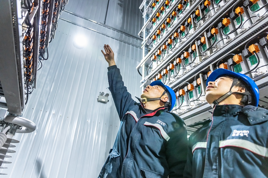 阿里地區(qū)首套電網(wǎng)側(cè)帶超容構(gòu)網(wǎng)型SVG工程現(xiàn)場(chǎng)工作人員正在進(jìn)行投運(yùn)前設(shè)備狀態(tài)檢查。趙清鵬攝