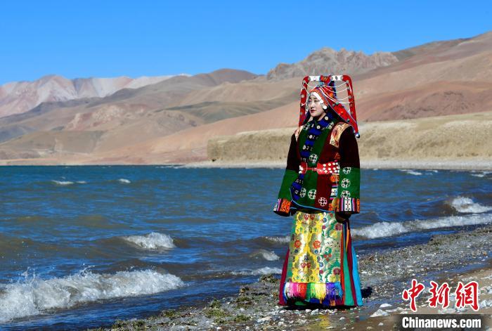 西藏申扎:非遺巴扎服飾絢麗多彩