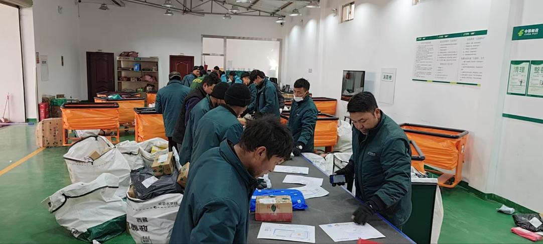 西藏拉薩城東營(yíng)業(yè)部分揀員正在傳送帶分揀。旦增攝