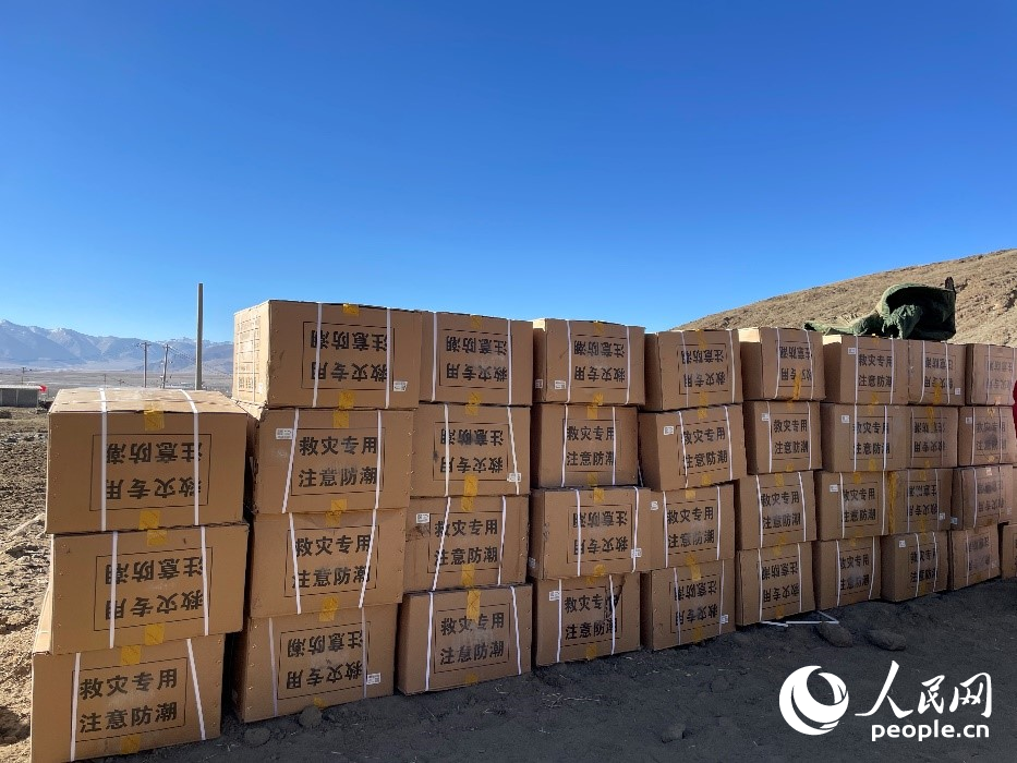 救災(zāi)物資抵達(dá)長(zhǎng)所鄉(xiāng)古榮村。人民網(wǎng)記者 郝潔攝