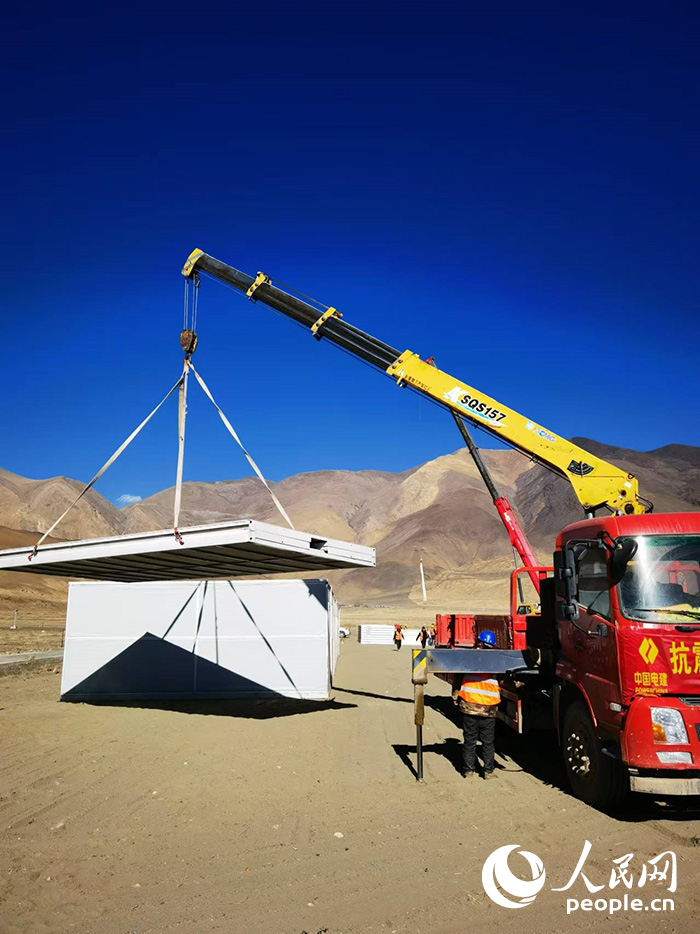 1月9日，日喀則市定日縣長所鄉(xiāng)森嘎村安置點正在吊裝板房。人民網(wǎng)記者 吳雨仁攝