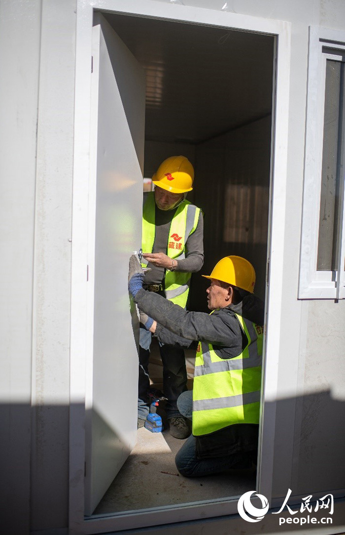 1月9日，在日喀則市定日縣長所鄉(xiāng)古榮村安置點，施工人員正在抓緊搭建移動板房，確保受災(zāi)群眾溫暖過冬。人民網(wǎng)記者 翁奇羽攝