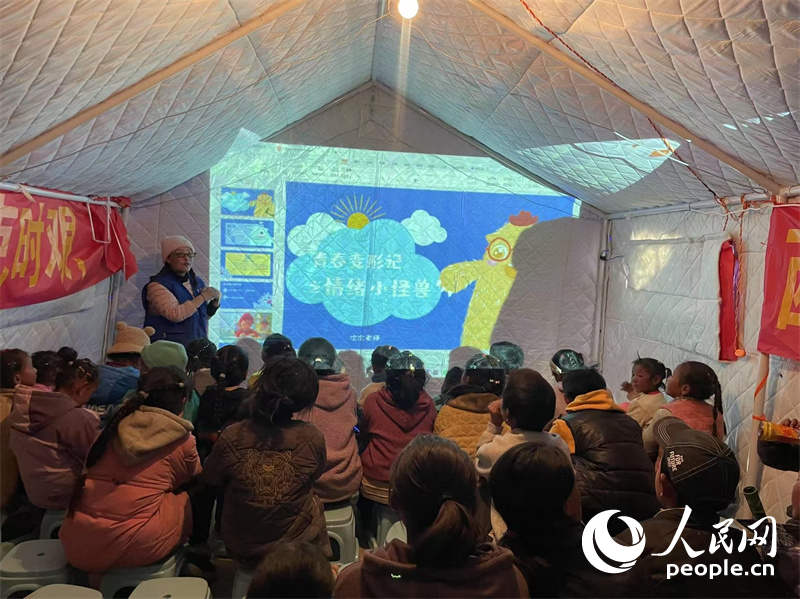 社工次旦拉姆以“青春變形記之情緒小怪獸”為主題給塘仁村孩子們講課。人民網(wǎng)記者 郝潔攝