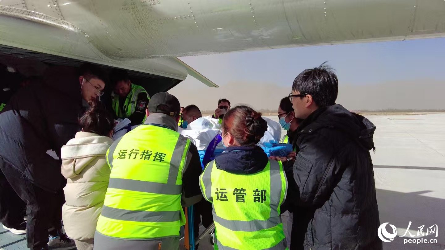 多方工作人員將受傷女童安全轉(zhuǎn)移。周航攝