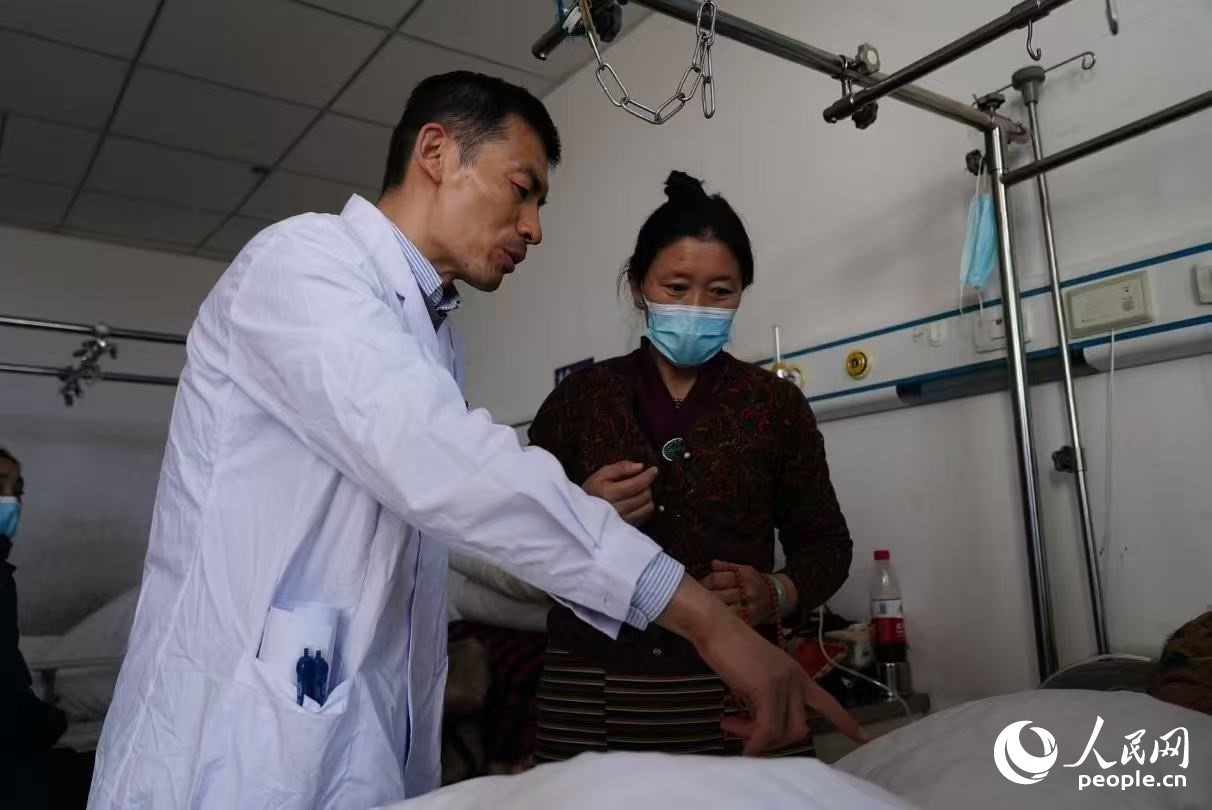 醫(yī)生在巡查。人民日報記者 徐馭堯攝