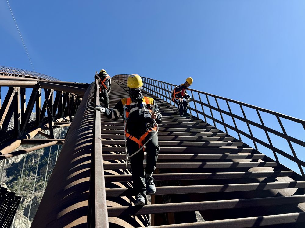 橋拱檢修。馬生明攝