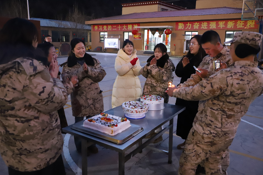 支隊(duì)為來(lái)隊(duì)家屬過集體生日?；粢綌z