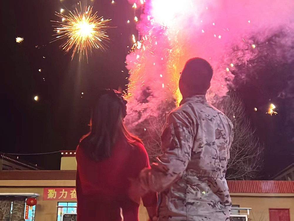 來(lái)隊(duì)家屬的溫馨瞬間。霍尹航攝