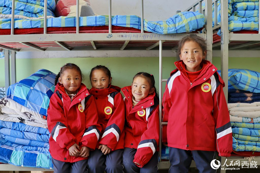 學(xué)生在定日縣第二小學(xué)分流安置點宿舍。人民日報記者 鮮敢攝
