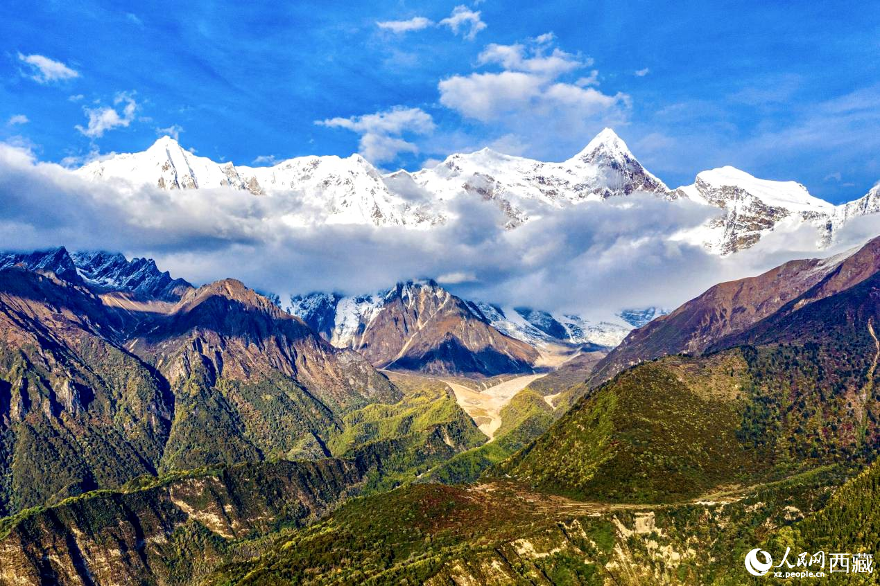 無人機航拍南迦巴瓦峰。