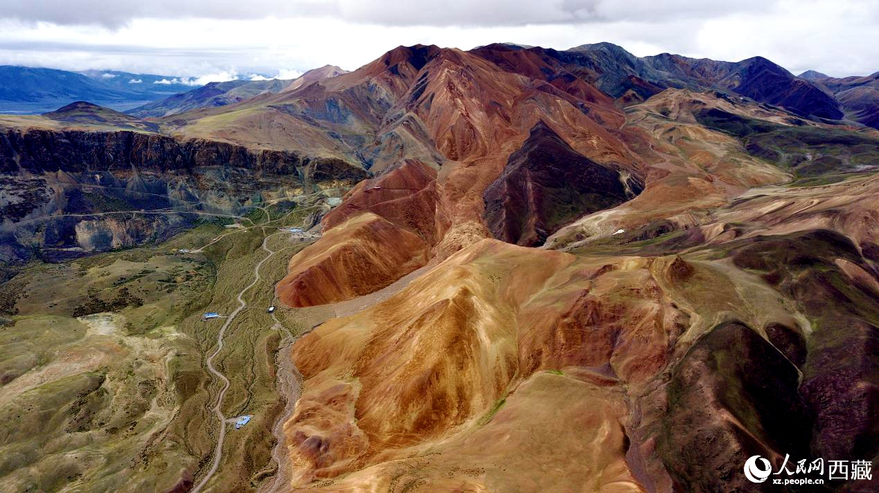 西藏阿里地區(qū)札達縣境內(nèi)的山丘，因大地礦石的緣故而變得色彩豐富，當?shù)厝朔Q之為“五彩山”。