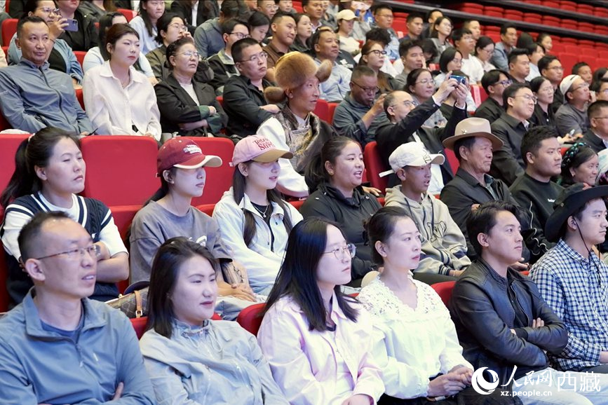 300余名干部職工、群眾代表在現(xiàn)場聆聽講座。人民網(wǎng)記者 次仁羅布攝