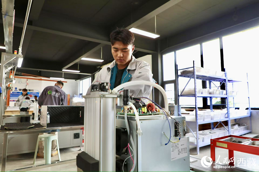 生產(chǎn)車間工人正在安裝制氧設(shè)備。人民網(wǎng)記者 次仁羅布攝