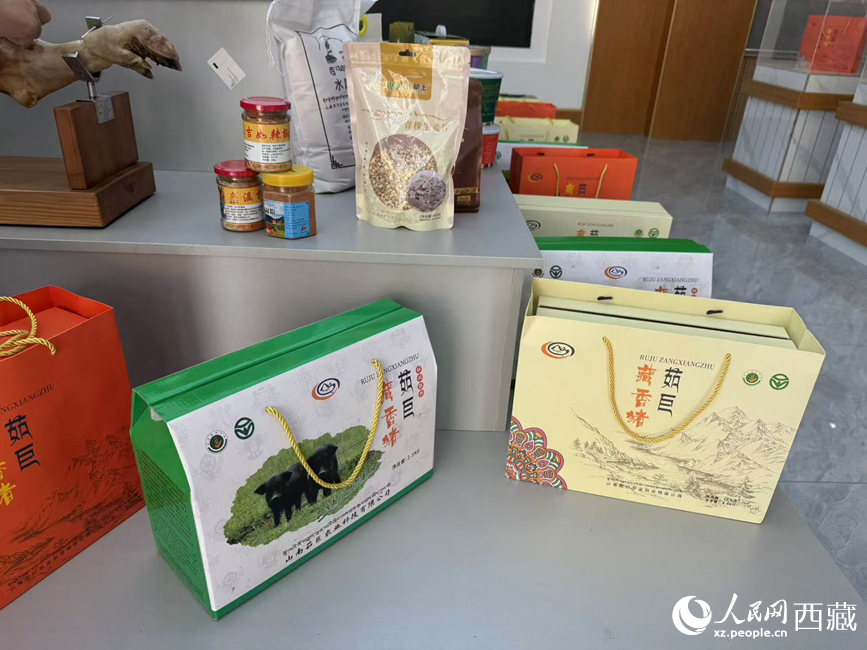 茹巨藏香豬禮盒。羅雨欣攝