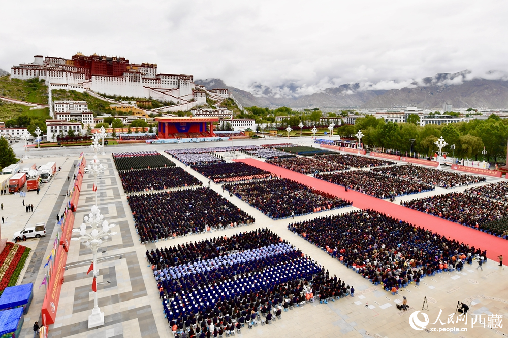 熱烈慶祝西藏自治區(qū)成立60周年大會(huì)現(xiàn)場。索朗旺久攝