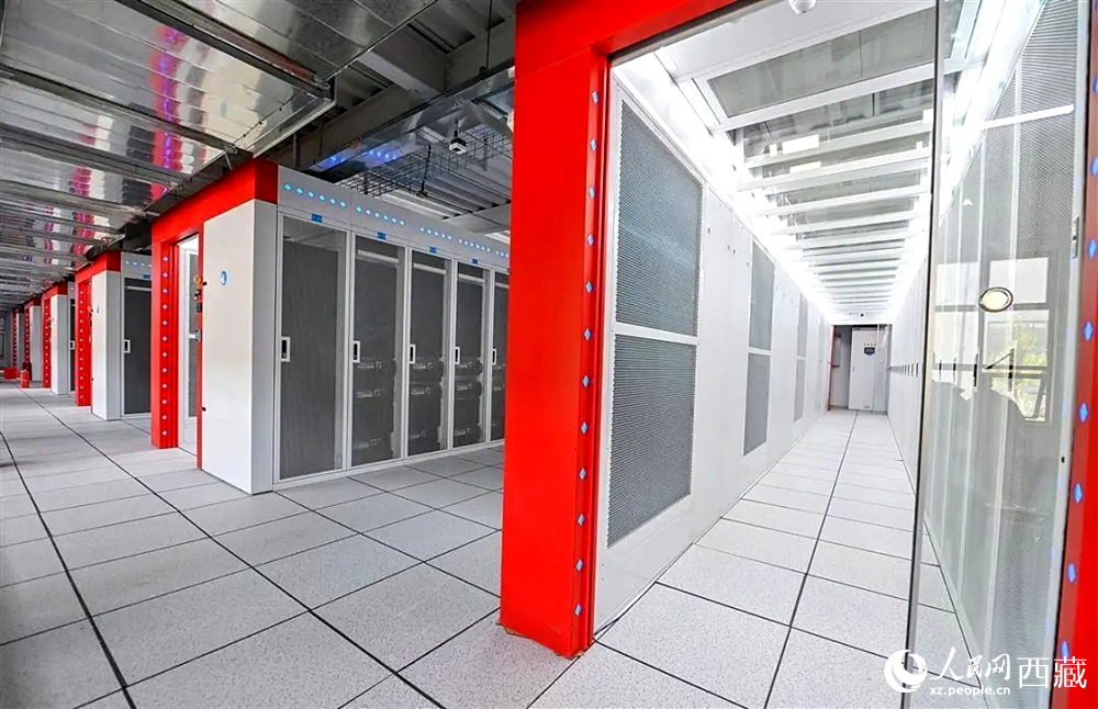 西藏“雅江1號”人工智能先進(jìn)計(jì)算中心機(jī)房。人民日報(bào)記者 鮮敢攝