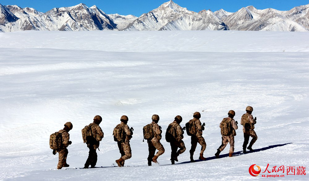 官兵在巡邏。人民日報記者 瓊達(dá)卓嘎攝