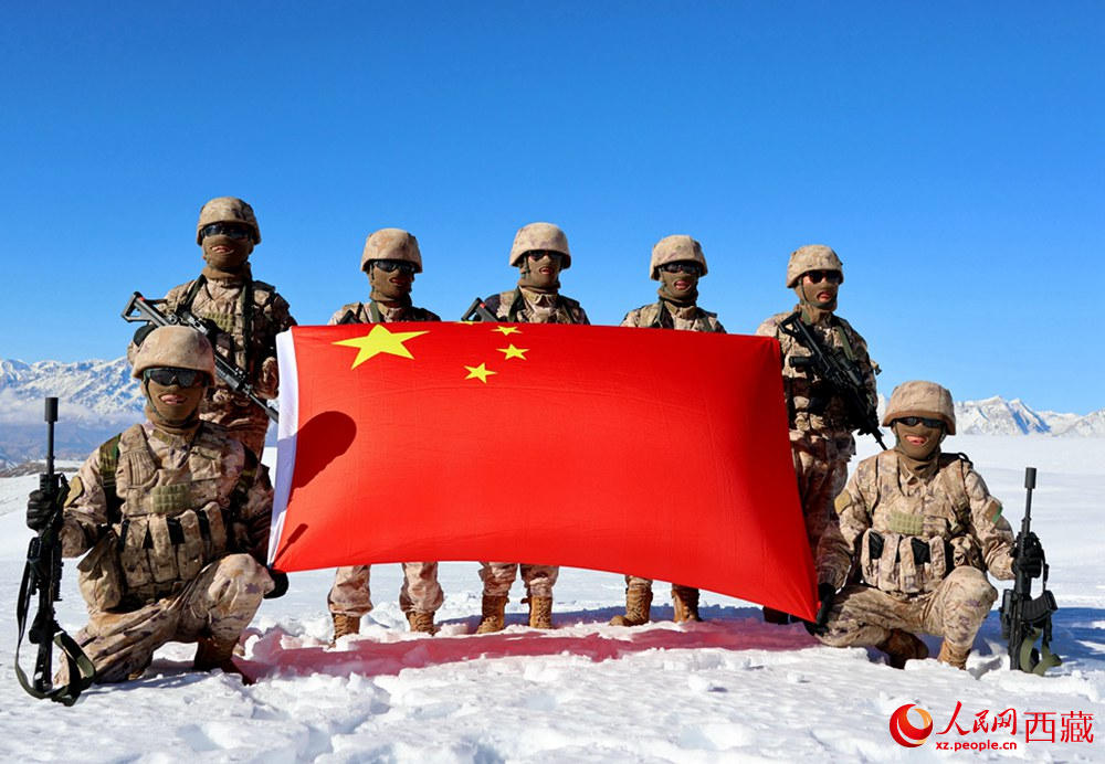 官兵在巡邏點(diǎn)上宣誓。人民日報記者 瓊達(dá)卓嘎攝