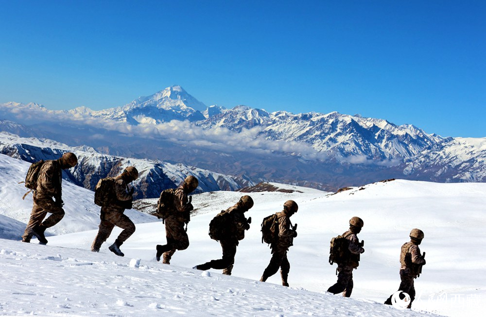 官兵在巡邏。人民日報記者 瓊達(dá)卓嘎攝