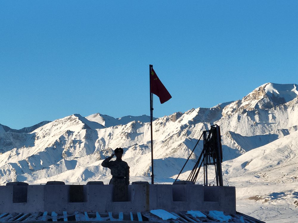 五星紅旗在哨所飄揚(yáng)。人民日報記者 瓊達(dá)卓嘎攝