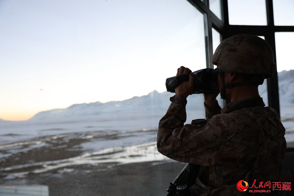官兵在觀察哨所周邊情況。人民日報記者 瓊達(dá)卓嘎攝