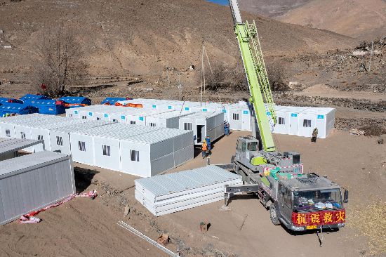 2025年1月9日，在定日縣長所鄉(xiāng)古榮村安置點，救援人員和施工人員合力抓緊搭建移動板房，確保受災群眾溫暖過冬。人民網(wǎng)記者 翁奇羽攝