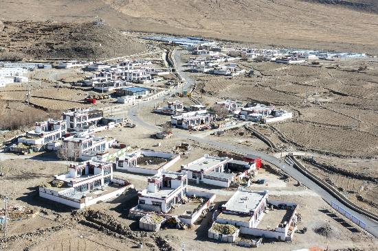 2025年12月11日，西藏定日縣長所鄉(xiāng)古榮村新貌。人民網(wǎng)記者 翁奇羽攝