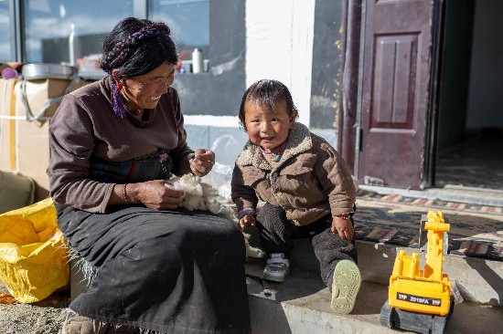 次仁普尺的媽媽在院子里做家務。人民網(wǎng)記者 翁奇羽攝