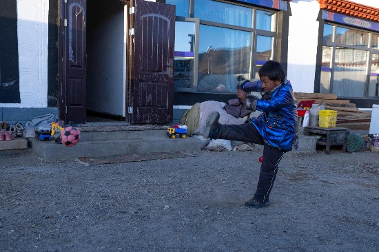 次仁普尺的弟弟在院子里玩耍。人民網(wǎng)記者 翁奇羽攝