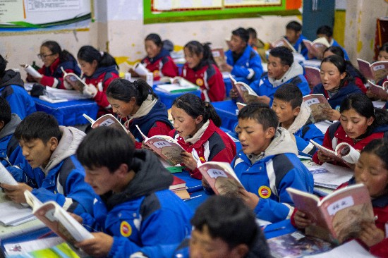 央金和同學們在教室中上課。人民網(wǎng)記者 翁奇羽攝