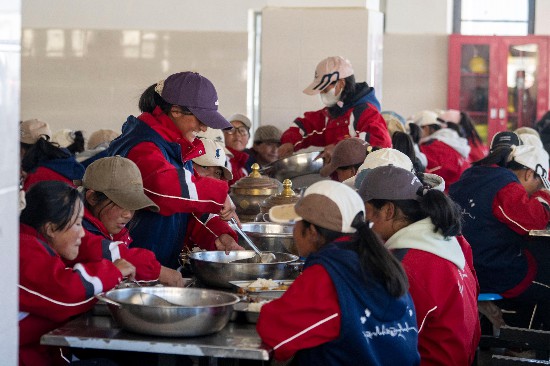 中午時分，學生們在食堂用餐。人民網(wǎng)記者 翁奇羽攝