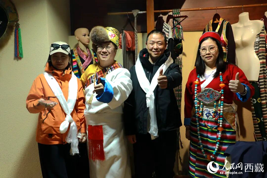 游客在扎西曲登社區(qū)體驗(yàn)藏族服飾文化。大家身著色彩鮮艷的藏裝，佩戴特色飾品，臉上洋溢著喜悅的笑容。人民網(wǎng)記者 吳雨仁攝