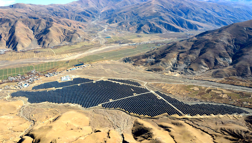 雅魯藏布江畔，光伏“藍(lán)?！备采w昔日沙丘。人民網(wǎng)記者 吳雨仁攝