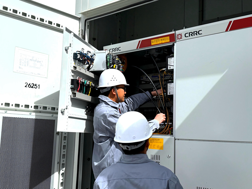 運(yùn)維人員精細(xì)檢修，保障清潔電力穩(wěn)定輸出。人民網(wǎng)記者 吳雨仁攝