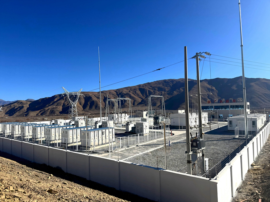 西藏自治區(qū)山南市扎囊縣扎其鄉(xiāng)羅堆村50兆瓦光伏治沙示范項(xiàng)目現(xiàn)場(chǎng)，電網(wǎng)設(shè)施有序運(yùn)行，綠電由此輸送四方。人民網(wǎng)記者 吳雨仁攝