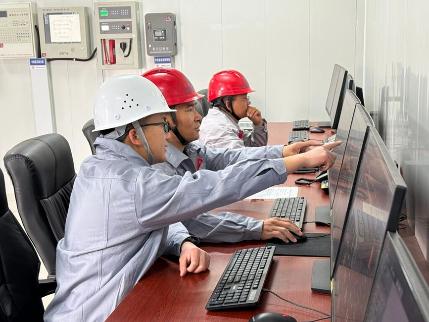 在項(xiàng)目控制室內(nèi)，技術(shù)人員實(shí)時(shí)監(jiān)測(cè)光伏矩陣的運(yùn)行數(shù)據(jù)與發(fā)電情況。人民網(wǎng)記者 吳雨仁攝