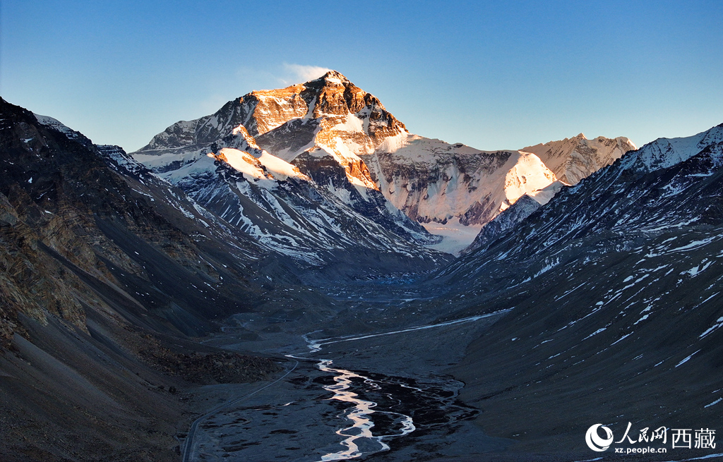 珠峰金頂映峽谷。人民網(wǎng)記者 吳雨仁攝