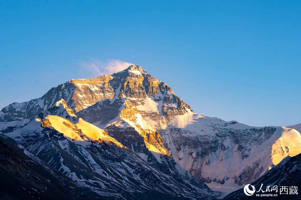 日照金山峰聳云。人民網(wǎng)記者 吳雨仁攝