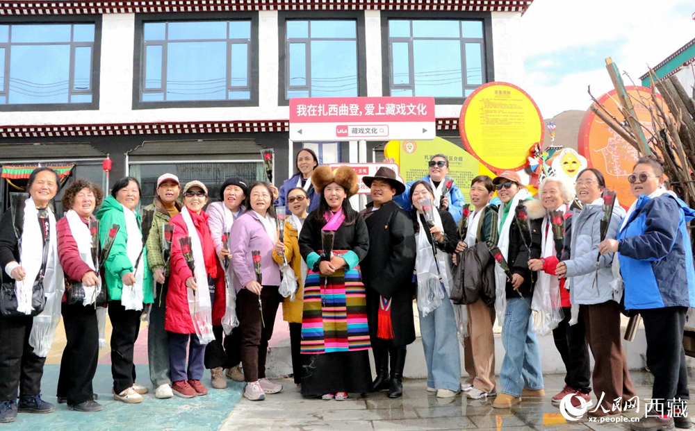 鄂藏游客在扎西曲登社區(qū)合影。人民網(wǎng)記者 吳雨仁攝