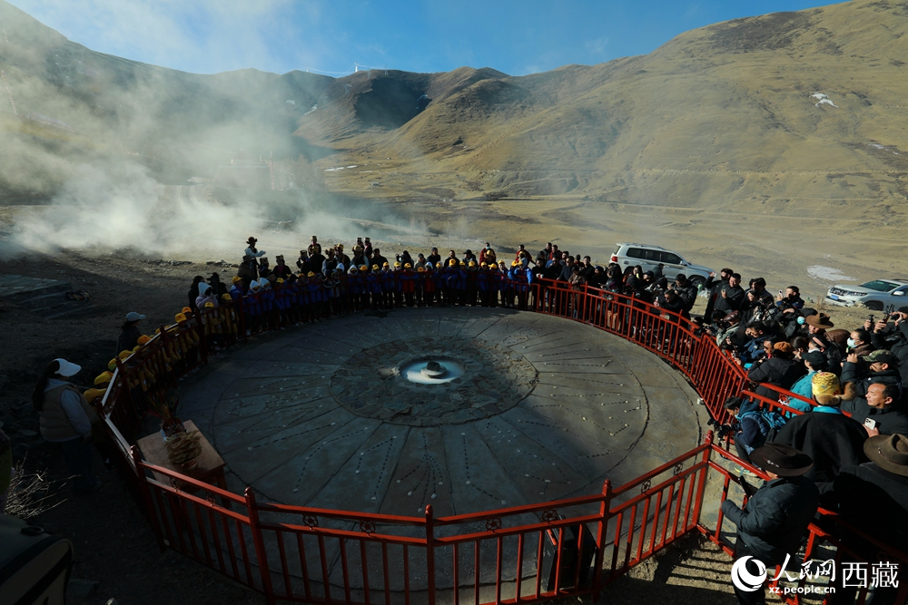 達(dá)普天文觀測(cè)臺(tái)上，陽(yáng)光精準(zhǔn)穿透觀測(cè)房的方孔，投射在測(cè)光石上，標(biāo)志著高原春耕灌溉時(shí)節(jié)正式到來(lái)。人民網(wǎng)記者 吳雨仁攝