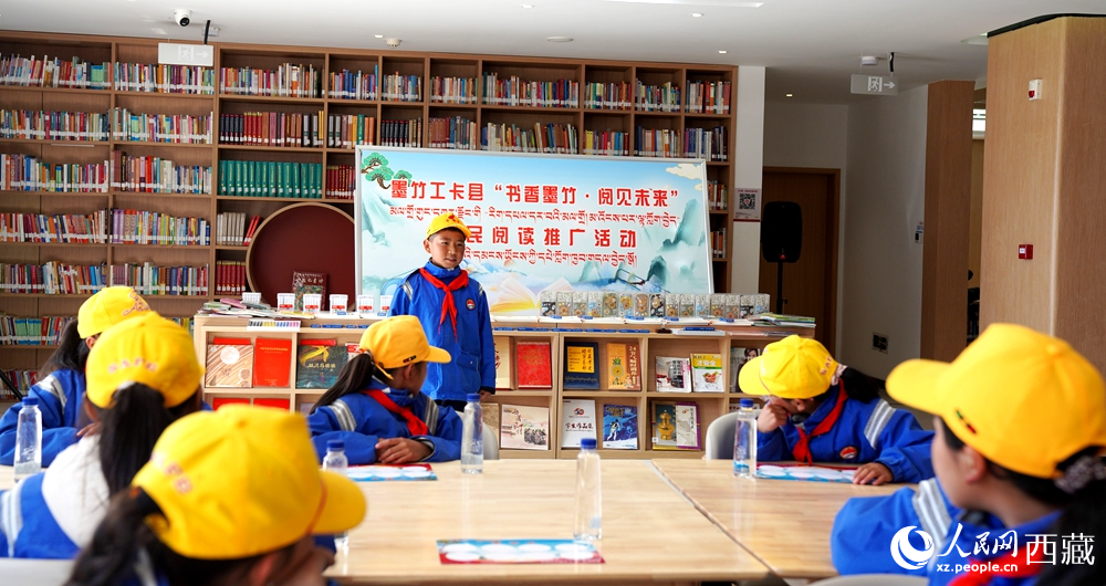 學(xué)生開展閱讀推廣活動。人民網(wǎng)記者 吳雨仁攝