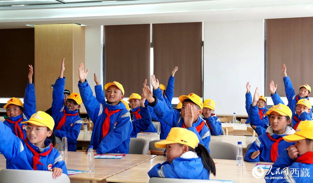 孩子們課堂舉手互動。人民網(wǎng)記者 吳雨仁攝