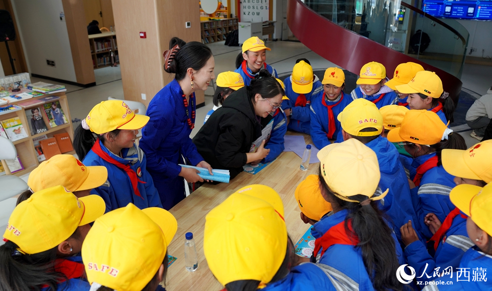 老師指導(dǎo)孩子閱讀。人民網(wǎng)記者 吳雨仁攝